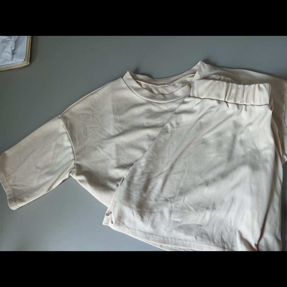 Matching 2 piece set, crème color